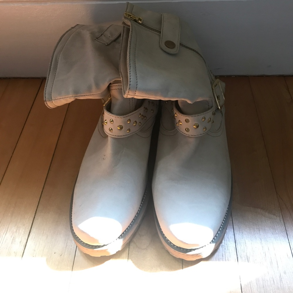 NEVER WORN EUROPEAN ANKLE BOOTIES